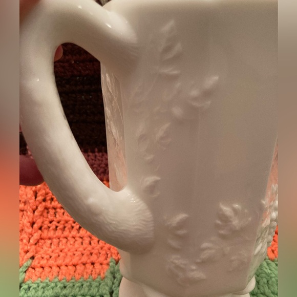 Vintage Westmorland Milk Glass Embossed Grape Pattern Pitcher - Picture 7 of 15